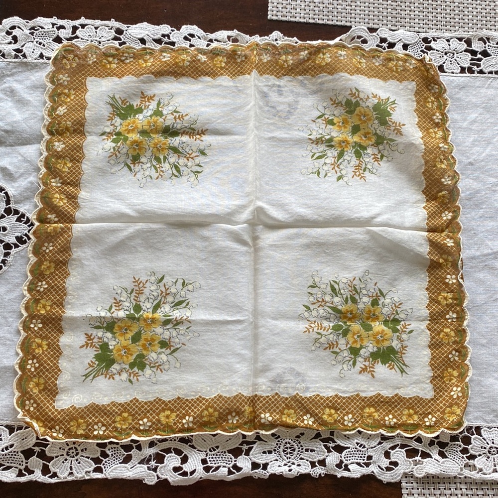 Vintage Floral Handkerchief Set - Yellow & White Hankies! - Picture 5 of 7